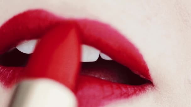 Lábios com batom vermelho e dentes brancos sorrindo, macro close-up de sorriso feminino feliz, saúde dental e maquiagem beleza — Vídeo de Stock