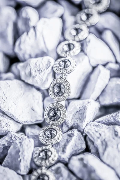 Luxe diamanten armband, sieraden en modemerk — Stockfoto