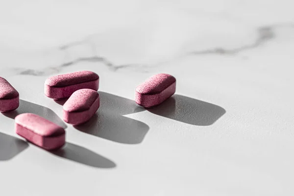Pastillas rosadas como medicamentos a base de hierbas, farmacia de marca farmacéutica, medicamentos probióticos como productos nutricionales de atención médica o suplementos dietéticos para la industria farmacéutica ad — Foto de Stock