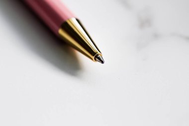 Mermer arka planda pembe kalem, lüks kırtasiye ve ticari marka.