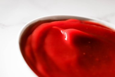 Organik ketçap, domates sosu yakın plan, yemek arkaplanı ve ev yapımı tarif.