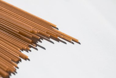 Kahverengi çiğ tahıllı spagetti, organik gıda malzemesi olarak İtalyan makarnası, makro ürün ve yemek kitabı tarifi.