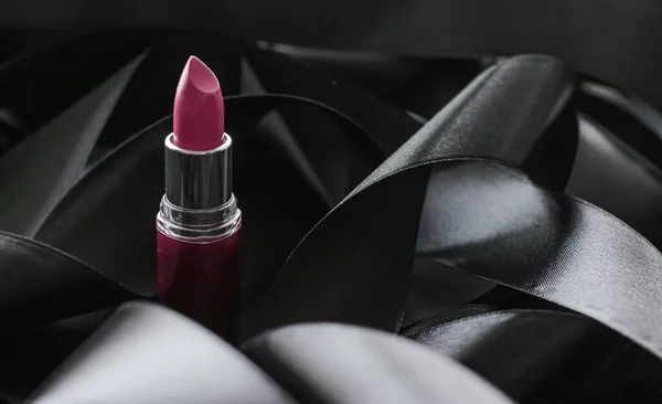 Batom rosa sobre fundo de seda preta, maquiagem de luxo e beleza cosmética — Fotografia de Stock