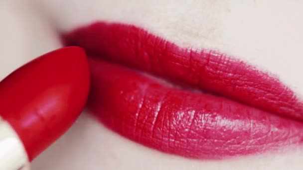 Bibir dengan lipstik merah dan gigi putih tersenyum, menutup makro senyum perempuan bahagia, kesehatan gigi dan riasan kecantikan — Stok Video