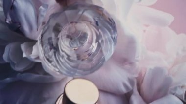 Şakayık çiçekli mor parfüm şişesi lüks kozmetik, moda ve güzellik ürünleri arka planında şık bir koku.