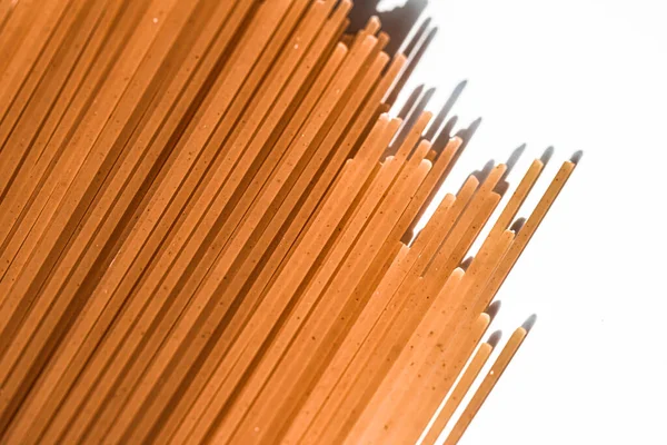 Surowe spaghetti pełnoziarniste, makaron włoski jako składnik żywności ekologicznej, makro produkt i książka kucharska przepis — Zdjęcie stockowe