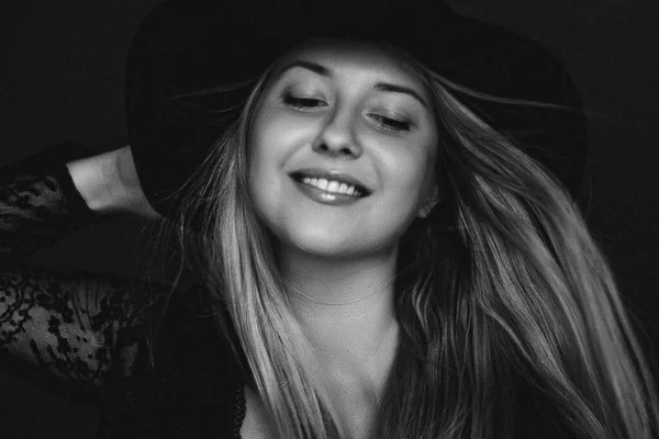 Gyönyörű szőke nő visel kalap, művészi film portré fekete-fehér divat kampány és szépség márka — Stock Fotó