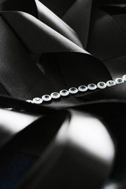 Lüks elmas bilezik, mücevher ve moda markası.