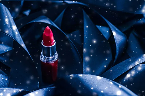 Rouge à lèvres rouge sur soie bleue et fond pailleté brillant, maquillage de luxe et cosmétiques de beauté — Photo
