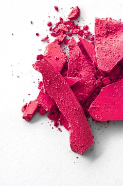 Makyaj paleti olarak pembe göz farı pudrası beyaz arka planda izole edilmiş, ezilmiş kozmetik ve güzellik dokusu