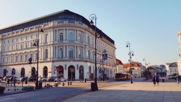 Luksusowe hotele, zabytkowe budynki i ulice Starego Miasta o zachodzie słońca — Wideo stockowe