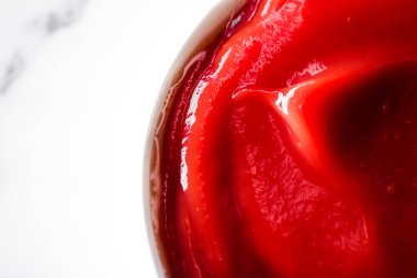 Organik ketçap, domates sosu yakın plan, yemek arkaplanı ve ev yapımı tarif.