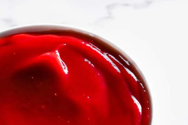 Органический кетчуп, томатный соус крупным планом, пищевой фон и домашний рецепт — стоковое фото