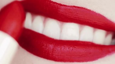 Dudakları kırmızı ruj ve beyaz dişli gülümseme, makro yakın plan mutlu kadın gülümsemesi, diş sağlığı ve güzellik makyajı
