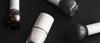 Siyah arka planda oje şişeleri, güzellik markası.