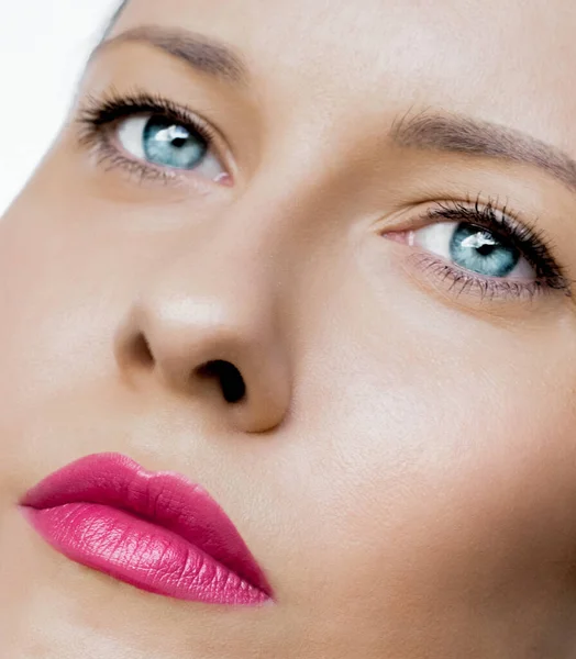 Retrato facial de belleza de una mujer joven, maquillaje de lujo y cosméticos para el cuidado de la piel — Foto de Stock