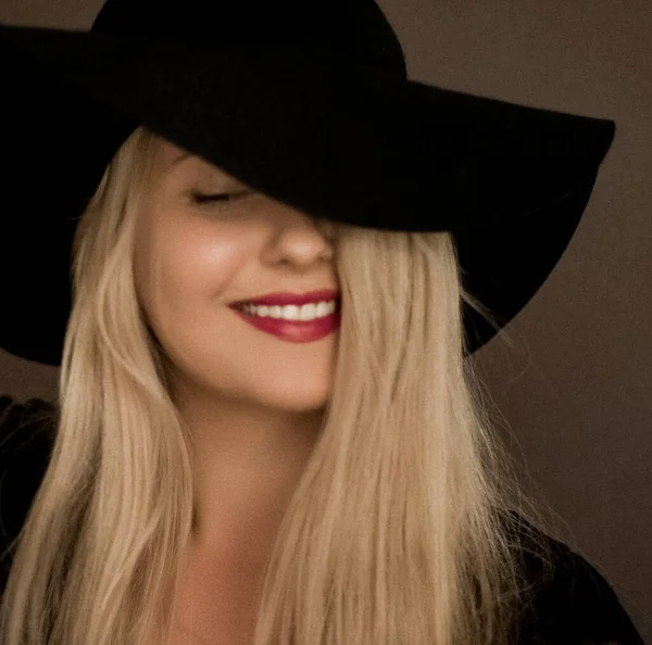 Шикарная блондинка в шляпе, художественный портрет для модной кампании и бренда красоты — стоковое фото