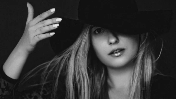 Красива блондинка в капелюсі, художній портрет фільму в чорно-білому для кампанії моди і бренду краси — стокове фото
