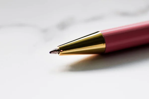 Rózsaszín toll márvány háttér, luxus írószer és üzleti márka — Stock Fotó