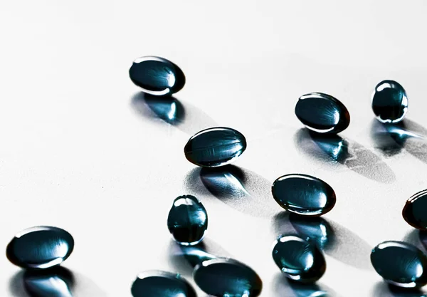Capsule di erbe blu per un'alimentazione sana, un negozio di marca farmaceutica, pillole probiotiche come prodotti per la salute o integratori per l'industria farmaceutica — Foto Stock