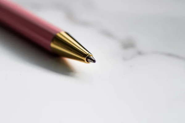 Rózsaszín toll márvány háttér, luxus írószer és üzleti márka — Stock Fotó