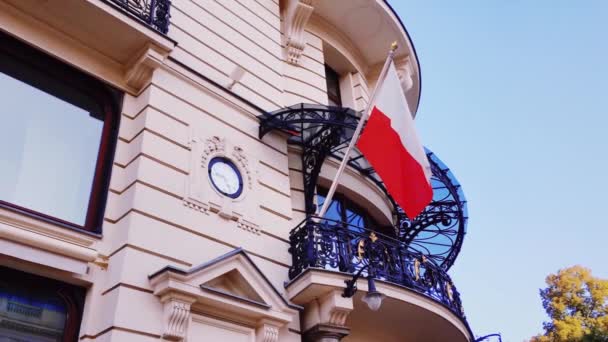 Flaga Polski na budynku w Warszawie, Dzień Niepodległości Narodowej — Wideo stockowe