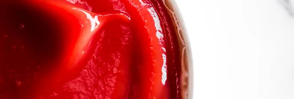 Ketchup orgânico, molho de tomate close-up, fundo de comida e receita caseira — Fotografia de Stock