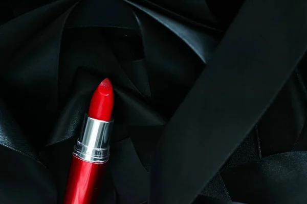 Batom vermelho em fundo de seda preta, maquiagem de luxo e cosméticos de beleza — Fotografia de Stock