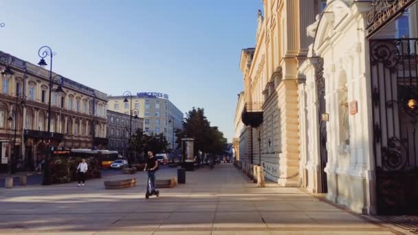 Исторические здания и улицы Старого города на закате — стоковое видео