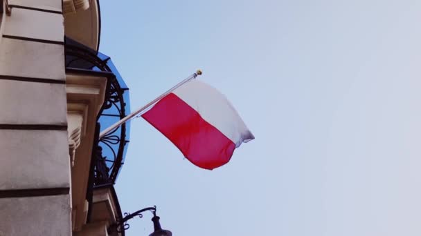 Flaga Polski na budynku w Warszawie, Dzień Niepodległości Narodowej — Wideo stockowe