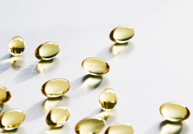 Sağlıklı beslenme için Omega 3 balık yağı kapsülleri, ilaç markası, probiyotik ilaç hapları sağlık hizmetleri için veya ilaç endüstrisi için ilave ürünler