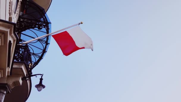 Польський прапор на будівлі у Варшаві, Польща, День національної незалежності — стокове відео
