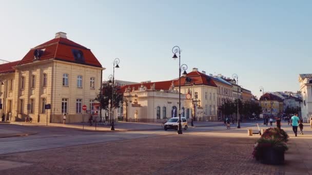 Edificios históricos y calles del casco antiguo al atardecer — Vídeos de Stock