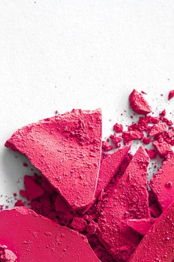 Makyaj paleti olarak pembe göz farı pudrası beyaz arka planda izole edilmiş, ezilmiş kozmetik ve güzellik dokusu