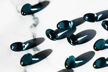 Sağlıklı beslenme için mavi bitkisel kapsüller, ecza markası mağazası, probiyotik ilaç hapları sağlık hizmeti için ya da ilaç endüstrisi reklamları için destek ürünleri