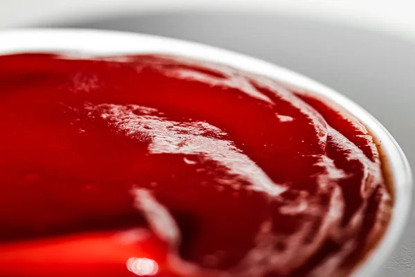 Ketchup orgânico, molho de tomate close-up, fundo de comida e receita caseira — Fotografia de Stock