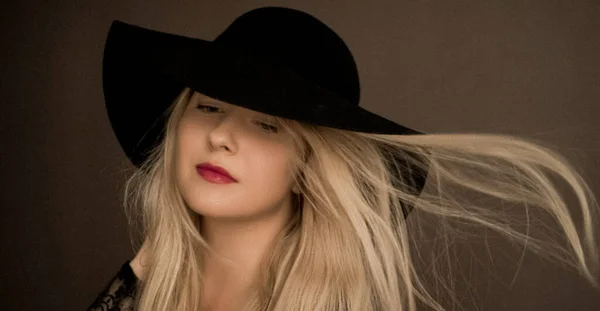 Mulher loira elegante usando um chapéu, retrato de filme artístico para campanha de moda e marca de beleza — Fotografia de Stock