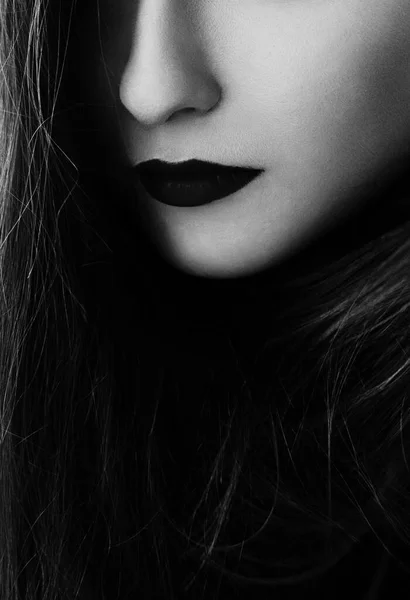 Δραματική ομορφιά πρόσωπο closeup μιας γυναίκας με αριστοκρατικό μακιγιάζ εμφάνιση και φωτεινό κραγιόν, μελαχρινή με μακριά μαλλιά, θηλυκό μοντέλο που θέτουν, πολυτελή καλλυντικά ή luxe μάρκα περιποίησης του δέρματος — Φωτογραφία Αρχείου