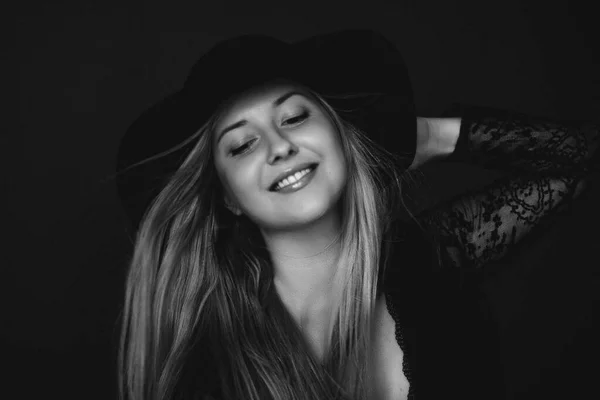 Piękna blondynka w kapeluszu, artystyczny portret filmowy w czerni i bieli dla kampanii mody i marki urody — Zdjęcie stockowe
