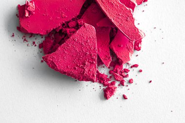 Makyaj paleti olarak pembe göz farı pudrası beyaz arka planda izole edilmiş, ezilmiş kozmetik ve güzellik dokusu