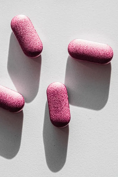 漢方薬、製薬ブランドストア、栄養医療としてのプロバイオティクス薬、または製薬業界向けのダイエットサプリメント製品としてのピンクの錠剤広告 — ストック写真