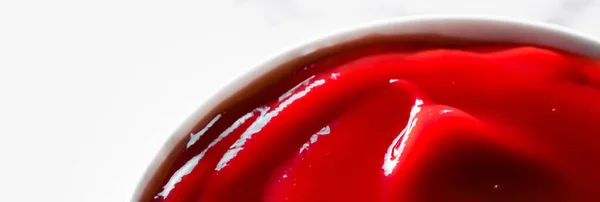 Ketchup orgânico, molho de tomate close-up, fundo de comida e receita caseira — Fotografia de Stock
