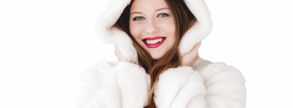 Mujer joven con abrigo de piel esponjosa con capucha, ropa de invierno cálido para la moda y las vacaciones de Navidad —  Fotos de Stock