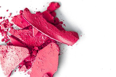 Makyaj paleti olarak pembe göz farı pudrası beyaz arka planda izole edilmiş, ezilmiş kozmetik ve güzellik dokusu