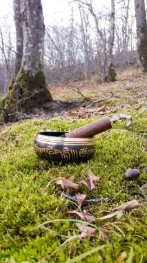 Tibet oyuncuları Om kasesi, yan görüş