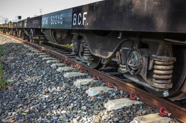 İki demiryolu parça birlikte birleştirmek.