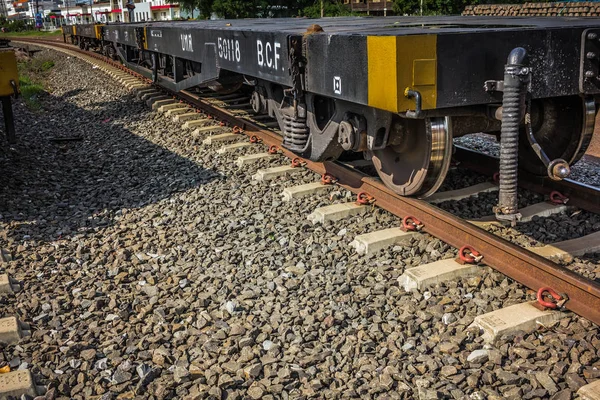 Zwei Bahngleise verschmelzen miteinander. — Stockfoto