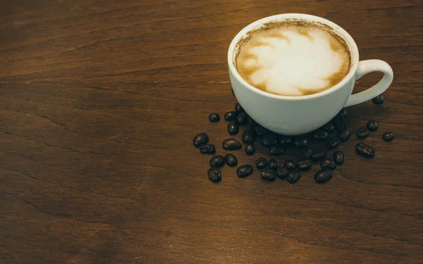 커피 컵과 커피 콩 카페에서 나무 테이블에 — 스톡 사진