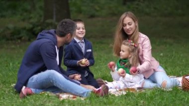 Mutlu bir aile açık havada sonbahar parkta oynarken. Dolly vurdu. 4 k. ağır çekim.