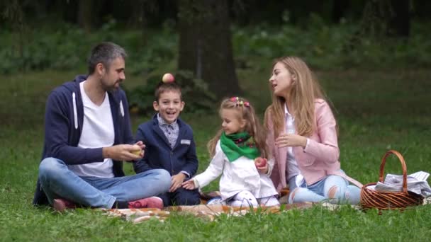 Joyeux sourire famille agitant dans la caméra dans le parc d'automne. Papa, maman, fille, fils. 4k. Mouvement lent — Video